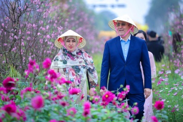 Đường hoa Home Hanoi Xuan 2024 mở cửa, hàng nghìn lượt khách trải nghiệm hương xuân - vị Tết