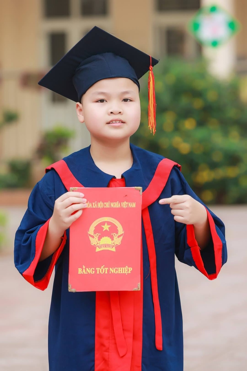 Male student is the double valedictorian of Nguyen Tat Thanh Secondary School and Talented University of Education - 1 Nam sinh là thủ khoa kép THCS Nguyễn Tất Thành và Năng khiếu ĐH Sư phạm - 1
