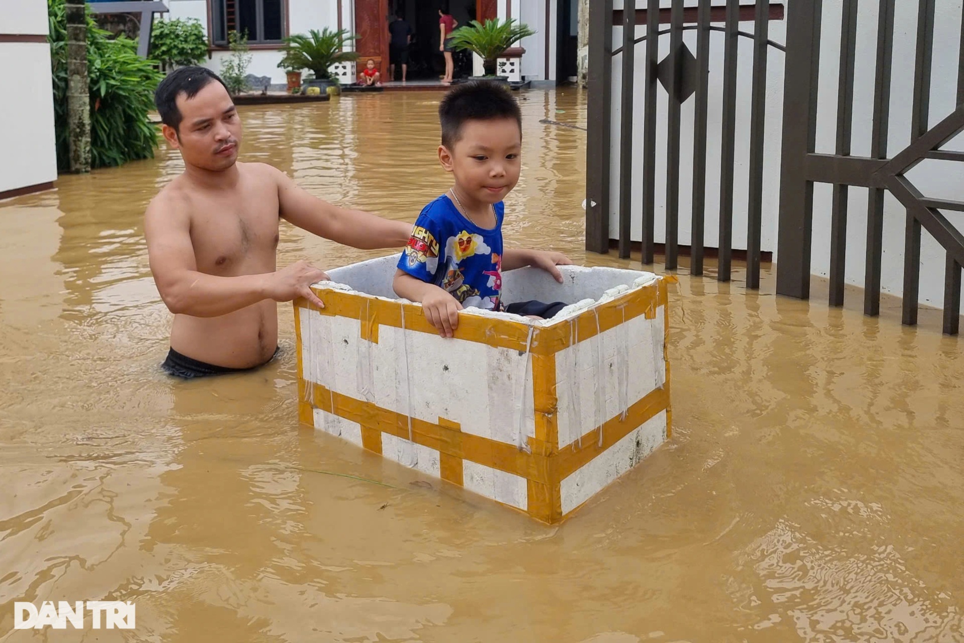 Thái Nguyên: Cố thủ giữ nhà nhưng phải kêu cứu vì nước lũ dâng cao đến cổ - 7