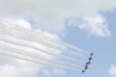 Máy bay nhào lộn ngoạn mục tại Triển lãm hàng không Singapore