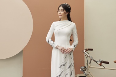 Hoa hậu Ngân Anh đẹp duyên dáng với áo dài