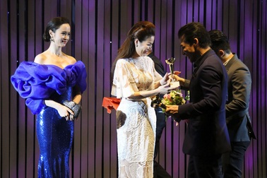 Hoa hậu Bùi Thị Hà được tôn vinh “Nữ hoàng Đêm tiệc”.