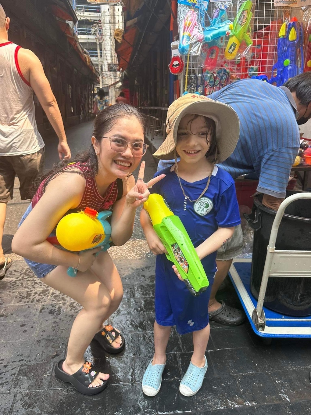 Giới trẻ Việt đi lễ hội Thái: Mắt đỏ suýt nhập viện, ướt sũng suốt 3 ngày - 1 Giới trẻ Việt đi lễ hội Thái: Mắt đỏ suýt nhập viện, ướt sũng suốt 3 ngày - 1
