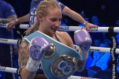 Nhan sắc quyến rũ của nhà vô địch quyền anh thế giới Ebanie Bridges