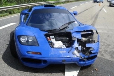 Siêu xe McLaren F1 “toác đầu”