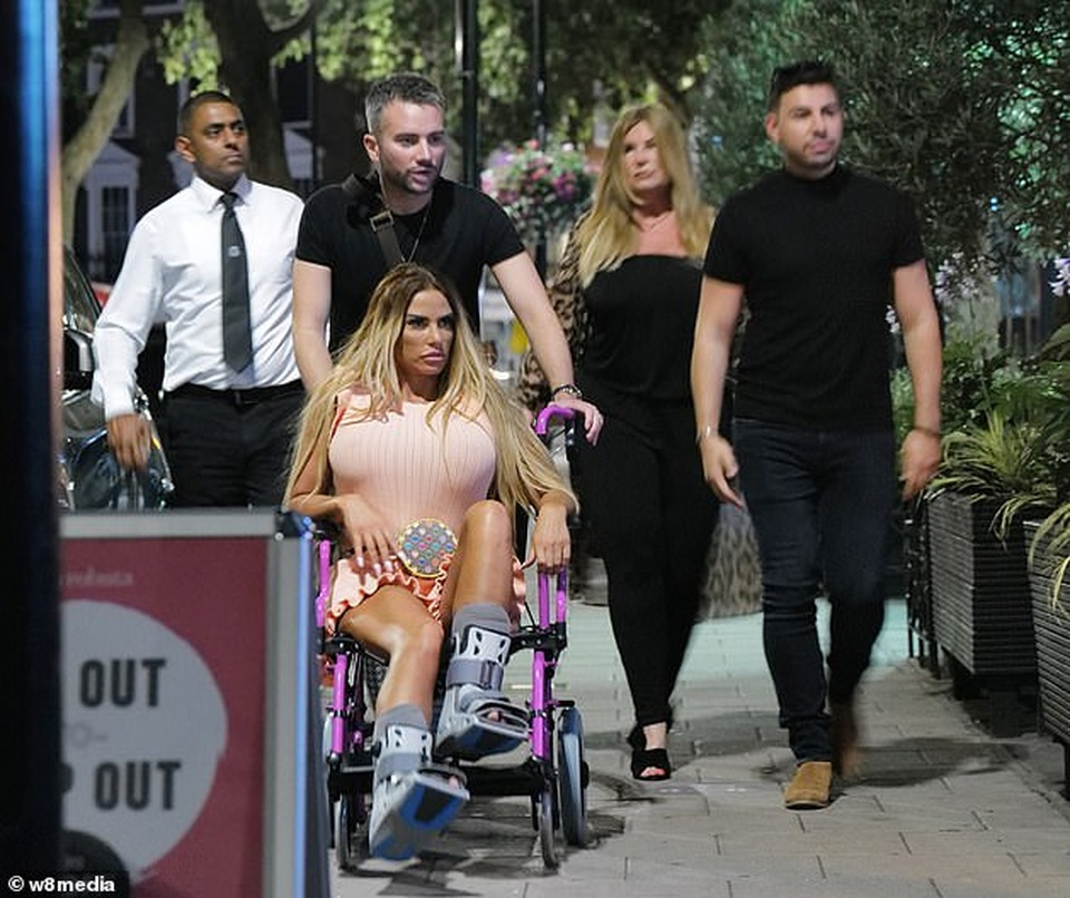 Katie Price bị gãy xương mắt cá chân - 6 Katie Price bị gãy xương mắt cá chân - 6