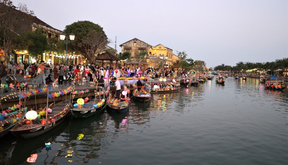 Du khách xúng xính check-in Hội An trong ngày đầu mở cửa trở lại - 8 Du khách xúng xính check-in Hội An trong ngày đầu mở cửa trở lại - 8