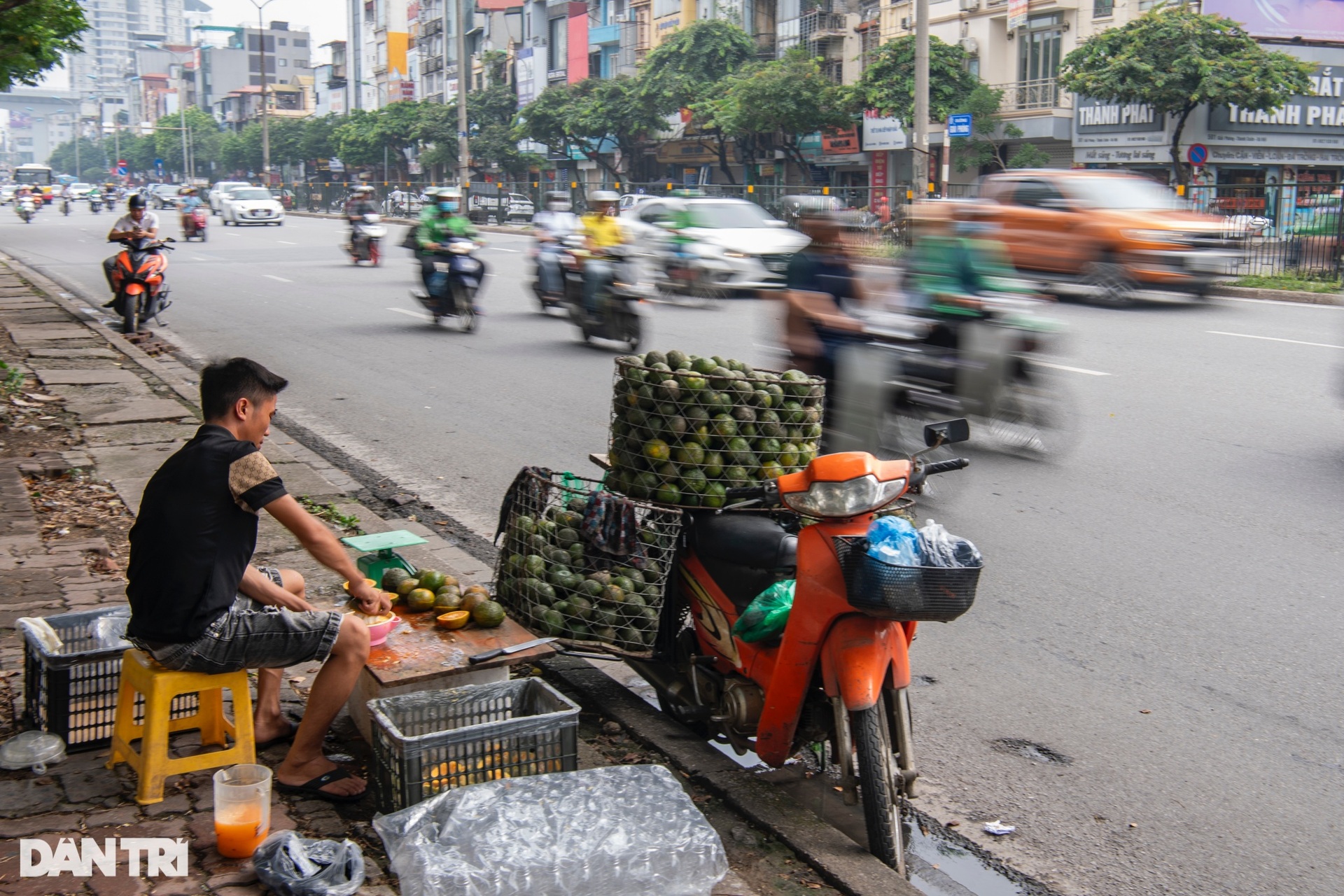 Biến lòng đường thành nơi buôn bán, tiểu thương nói để chúng tôi kiếm tý - 3 Biến lòng đường thành nơi buôn bán, tiểu thương nói để chúng tôi kiếm tý - 3