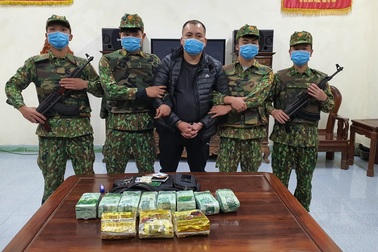 Tóm gọn đối tượng vận chuyển số lượng lớn ma túy