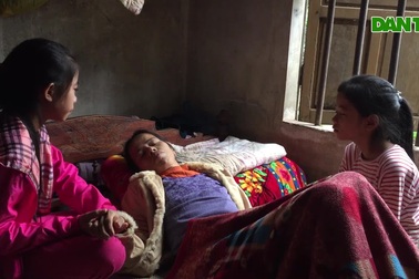 Bố bỏ đi, hai con thơ cầu xin mẹ đừng chết