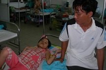 "Tội mấy đứa, chúng còn nhỏ quá mà đã mang bệnh nặng"