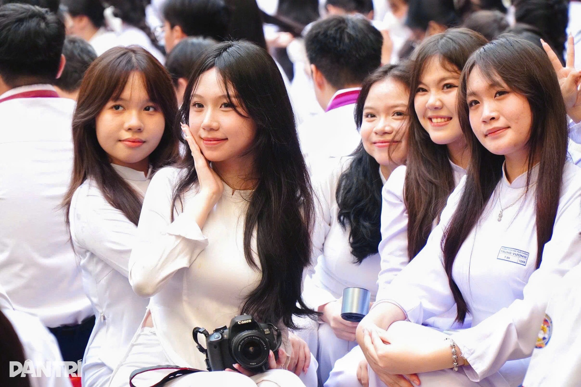 Nữ sinh Sài Thành thướt tha áo dài trắng trong ngày khai giảng - 13