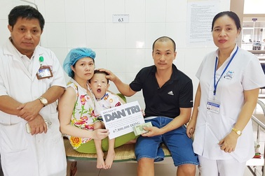 Trao hơn 67 triệu cho bé 4 tuổi bị biến chứng nặng sau khi mổ tim