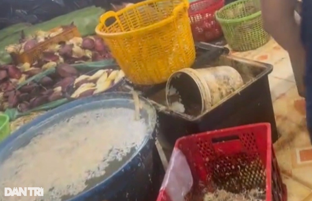 Hàng trăm kg hoa chuối ngâm hàn the, chất tẩy trắng ở TPHCM - 1 Hàng trăm kg hoa chuối ngâm hàn the, chất tẩy trắng ở TPHCM - 1