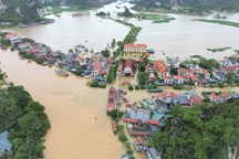 Nước dâng cao, người dân vùng "rốn lũ" ở Ninh Bình chuyển lên mái nhà