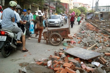 Đường kẹt cứng vì dân dựng rào, đẩy đổ tường bao tòa nhà cao tầng