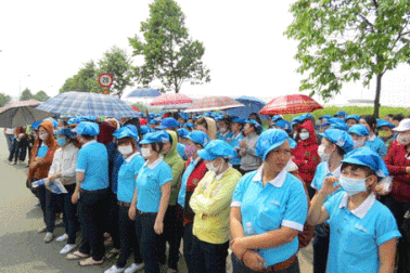 Công nhân công ty Chia Chen trở lại làm việc 