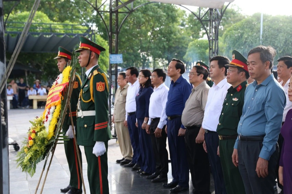 Thủ tướng viếng nghĩa trang liệt sỹ, kiểm tra dự án trọng điểm ở Quảng Trị - 2 Thủ tướng viếng nghĩa trang liệt sỹ, kiểm tra dự án trọng điểm ở Quảng Trị - 2