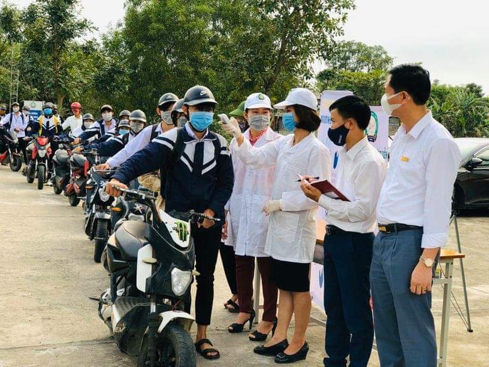 Hà Tĩnh: Đo thân nhiệt cho học sinh THPT 2 lần mỗi ngày tại cổng trường - 2 Hà Tĩnh: Đo thân nhiệt cho học sinh THPT 2 lần mỗi ngày tại cổng trường - 2
