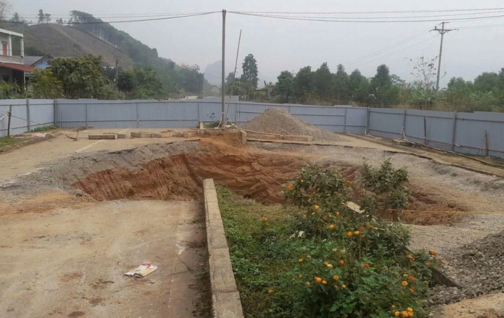 Vụ rơi xuống hố tử thần ở Bắc Kạn: Gia đình thấp thỏm chờ tin nạn nhân - 3 Vụ rơi xuống hố tử thần ở Bắc Kạn: Gia đình thấp thỏm chờ tin nạn nhân - 3