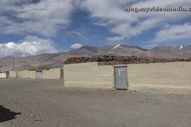 Hồ mặn tới mức tàu thuyền bị lật khi di chuyển trên mặt nước