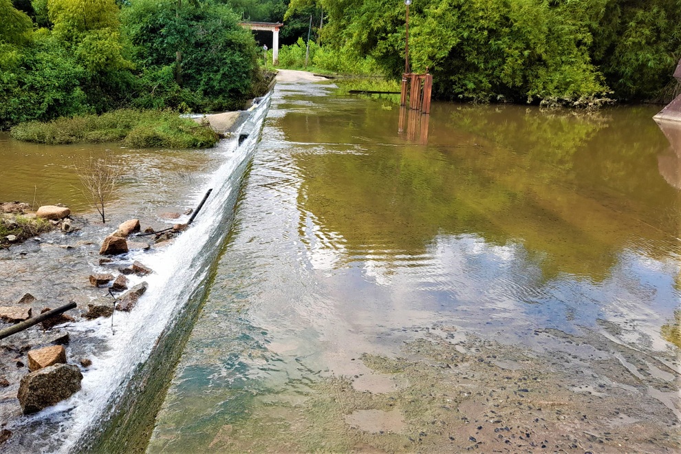 Dân khốn khổ vì cầu thi công rùa bò, đường tạm bị lũ cuốn trôi - 7 Dân khốn khổ vì cầu thi công rùa bò, đường tạm bị lũ cuốn trôi - 7