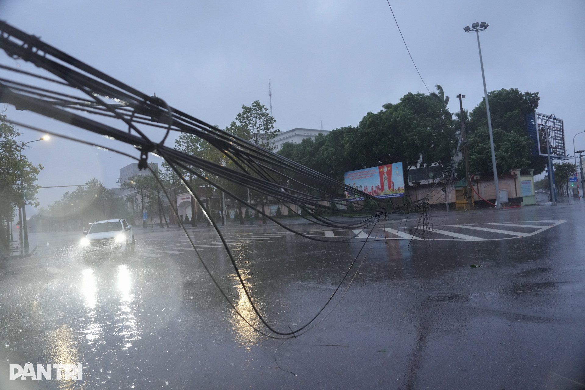 Bão Kajiki quần thảo: Khách sạn vỡ tung cửa kính, ô tô chết đứng giữa đường - 8 Bão Kajiki quần thảo: Khách sạn vỡ tung cửa kính, ô tô chết đứng giữa đường - 8
