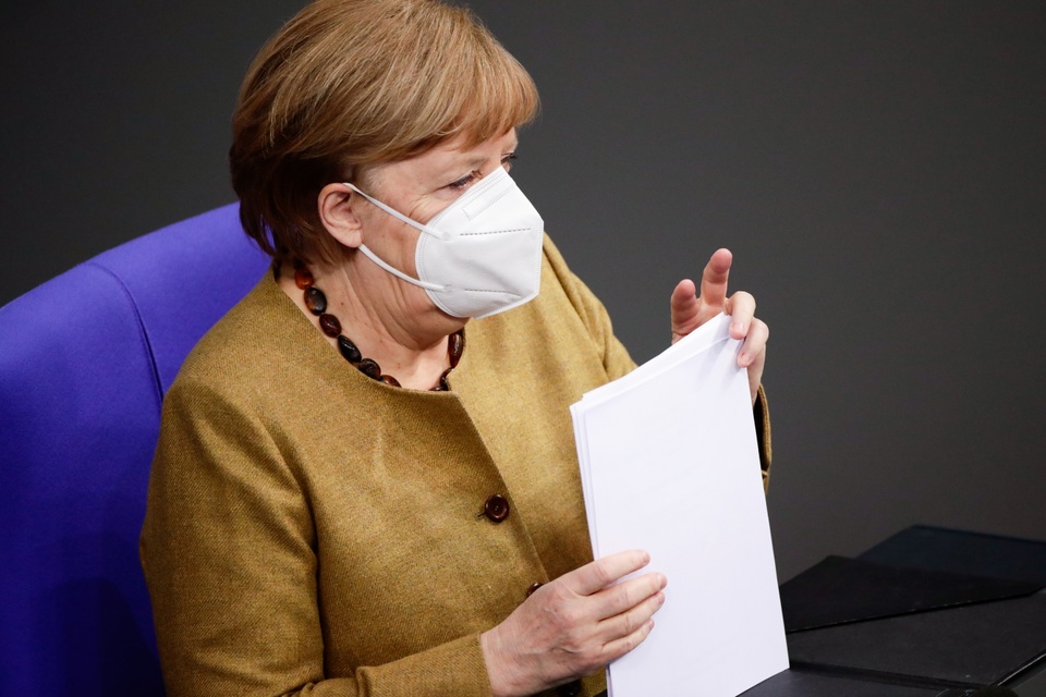 Video Thủ tướng Merkel tá hỏa vì quên khẩu trang trong cuộc họp - 1 Video Thủ tướng Merkel tá hỏa vì quên khẩu trang trong cuộc họp - 1