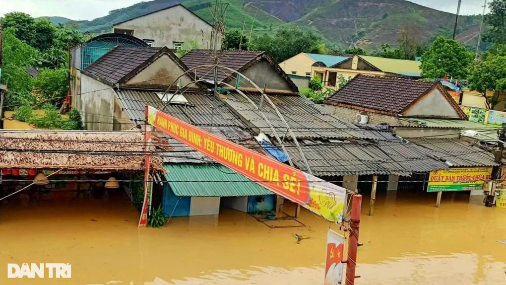 Nước lũ đục ngầu, ngập ngang mái nhà - 1 Nước lũ đục ngầu, ngập ngang mái nhà - 1
