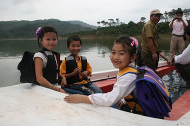 Chắp cánh ước mơ vượt hồ tìm chữ