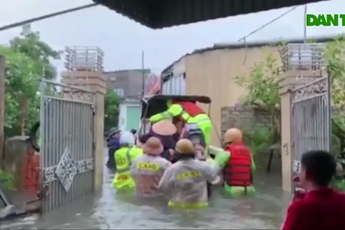 Công an, bộ đội đi xuồng đến từng nhà cứu dân