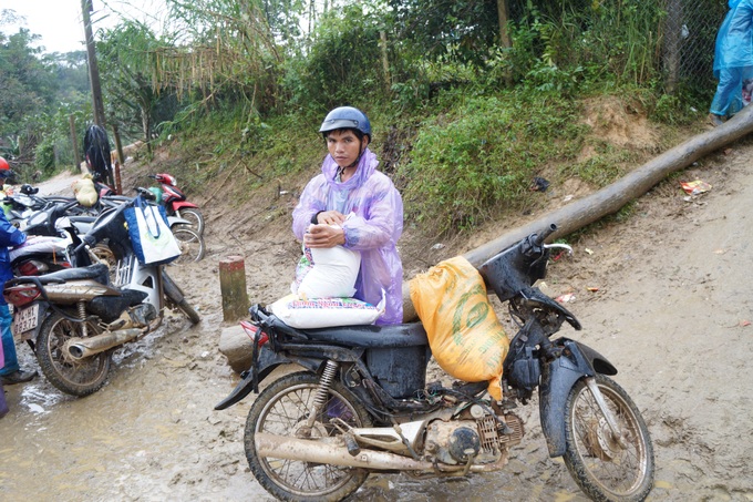 Hơn 3 giờ lội bộ đi nhận quà cứu trợ - Ảnh 18. Hơn 3 giờ lội bộ đi nhận quà cứu trợ - Ảnh 18.