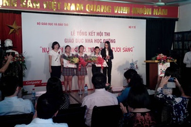 Trao giải cuộc thi “Nụ cười rạng rỡ, tương lai tươi sáng”