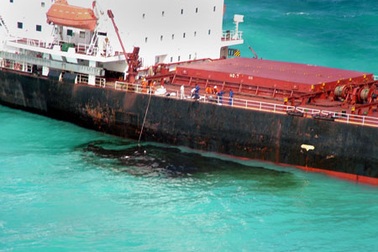 Tàu Trung Quốc mắc cạn, tràn dầu ra biển Australia