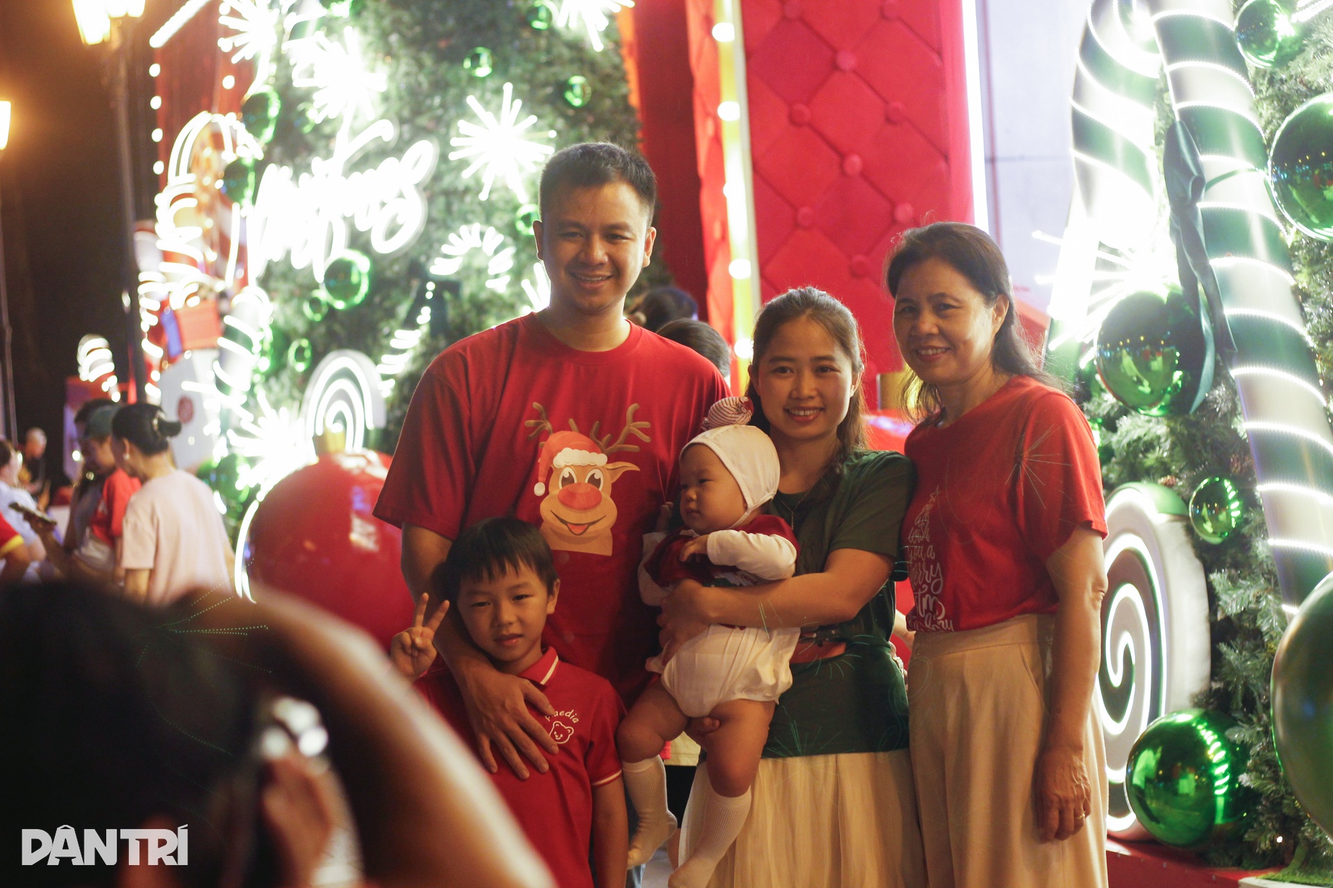 TPHCM rực rỡ sắc màu Giáng sinh sớm, giới trẻ đổ xô sống ảo - 12