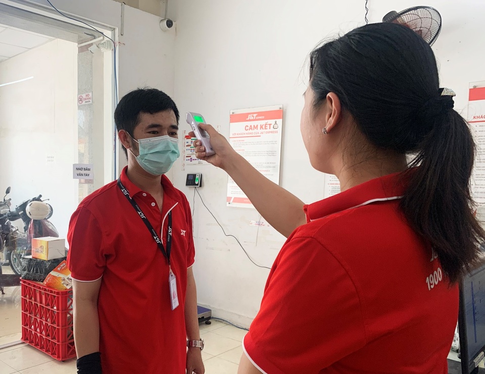 Giao hàng thời Corona: JT Express gắn “Thẻ Bưu kiện an tâm” trên từng bưu phẩm - 3 Giao hàng thời Corona: JT Express gắn “Thẻ Bưu kiện an tâm” trên từng bưu phẩm - 3