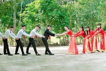 Sinh viên kiếm tiền bằng "nghề bán duyên"