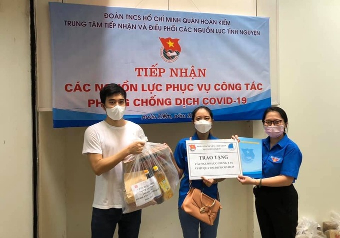 Hà Nội tặng quà các gia đình có hoàn cảnh khó khăn và lực lượng tuyến đầu chống dịch  - Ảnh 1.