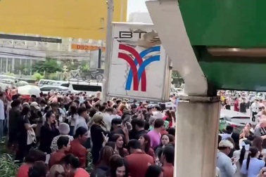 Khung cảnh mọi người đổ ra đường tại Thái Lan sau khi có rung lắc