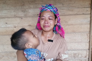 Mẹ trẻ người dân tộc Hà Nhì gồng mình nuôi con bại não, chồng viêm gan cấp