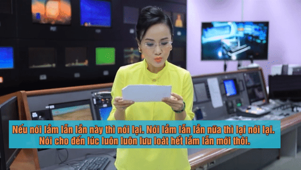 BTV Thời sự Hoài Anh, Thu Hà toát mồ hôi với câu hỏi chính tả tiếng Việt - 1 BTV Thời sự Hoài Anh, Thu Hà toát mồ hôi với câu hỏi chính tả tiếng Việt - 1