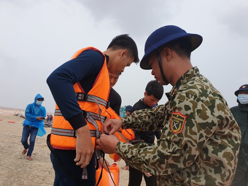 Trực thăng cùng đặc công nước cứu hộ thành công 8 người trên tàu Vietship - 4 Trực thăng cùng đặc công nước cứu hộ thành công 8 người trên tàu Vietship - 4