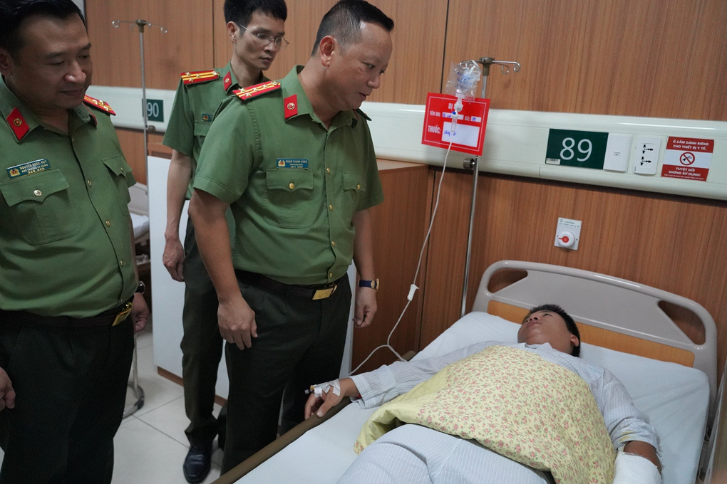 Hà Nội: Ngăn chặn vụ đánh ghen, một công an bị đâm phải nhập viện - 1 Hà Nội: Ngăn chặn vụ đánh ghen, một công an bị đâm phải nhập viện - 1