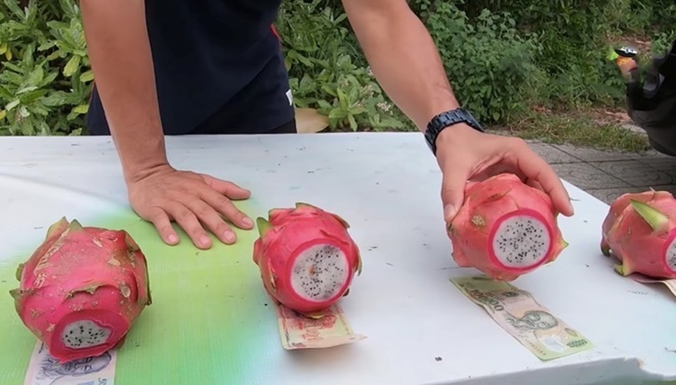 Tranh cãi xung quanh clip khách mời nghệ sĩ tham gia thử thách “ăn nhận tiền” của Kinh Quốc - 1 Tranh cãi xung quanh clip khách mời nghệ sĩ tham gia thử thách “ăn nhận tiền” của Kinh Quốc - 1