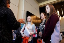 Số đơn xin trợ cấp thất nghiệp tại Mỹ chạm "đáy" gần 50 năm