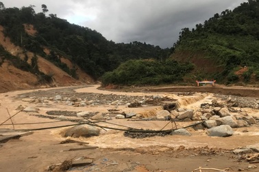 Mưa lớn, tạm dừng tìm kiếm nạn nhân vụ sạt lở Trà Leng