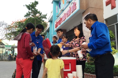 Trung tá công an và nồi cháo nghĩa tình