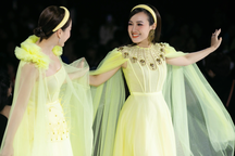 Diễn viên Lan Phương, BTV Hoài Anh hóa "nàng thơ" trên sàn diễn thời trang