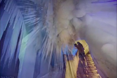 Vẻ đẹp kỳ ảo của hang băng không bao giờ tan chảy