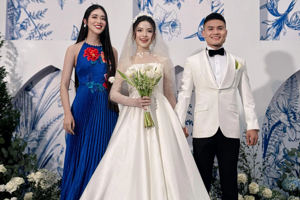 Vẻ gợi cảm của nữ MC dẫn trong đám cưới Quang Hải - Chu Thanh Huyền - 2 Vẻ gợi cảm của nữ MC dẫn trong đám cưới Quang Hải - Chu Thanh Huyền - 2